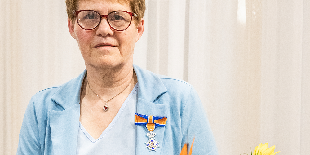 Roos Aben-kort Roos Aben met Koninklijke onderscheiding